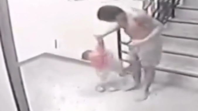 Cảnh bạo hành trẻ nhỏ gây phẫn nộ