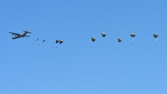 Biệt đội Tác chiến Lữ đoàn Dù 173 thuộc lực lượng quân sự Mỹ đóng tại Vilseck, Italy đang nhảy dù từ vận tải cơ C-130 xuống thao trường của Romania ngày 24/3.