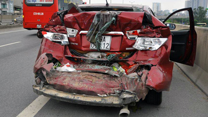 Đuôi xe ô tô 4 chỗ bẹp dúm sau cú đâm mạnh.