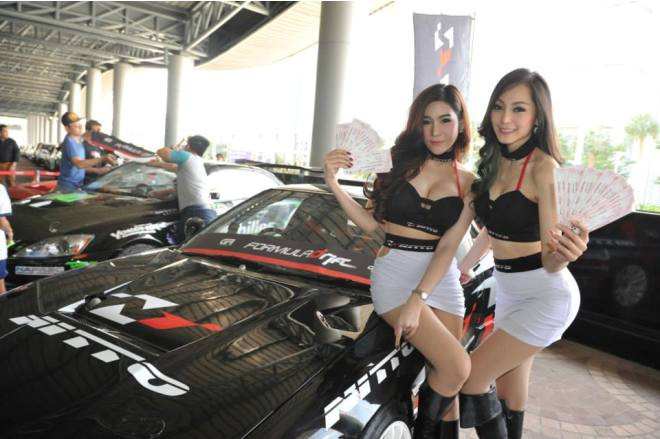 Mỹ nhân Thái Lan khoe mình 'thiêu đốt' đường đua