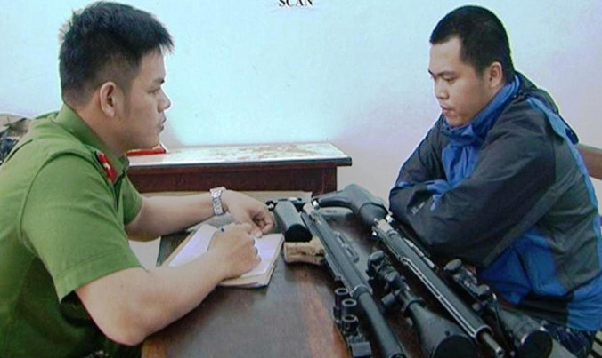 Lê Đức Quốc Bảo cùng tang vật “hàng nóng” tại cơ quan công an TT-Huế. 