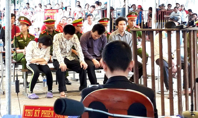 5 bị cáo tại phiên tòa lưu động sáng nay 1/4. Ảnh: Tân Châu.