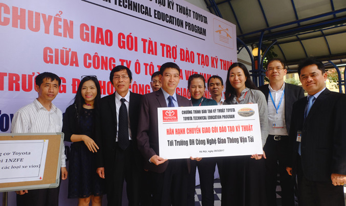 Bà Eriko Watanabe - Phó giám đốc khối thị trường TMV trao gói tài trợ kỹ thuật cho Trường ĐH Công nghệ GTVT.