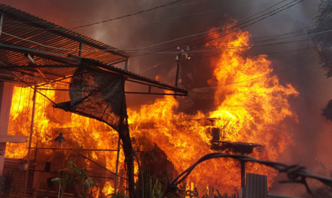 Đám cháy bùng phát dữ dội.