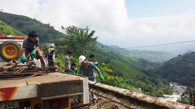 Cẩu chiếc xe gặp nạn từ vực sâu hơn 150m 