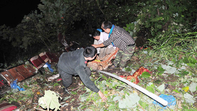 Cùng với lực lượng công an và người dân, các phượt thủ tham gia cứu người. ảnh: Vnexpress