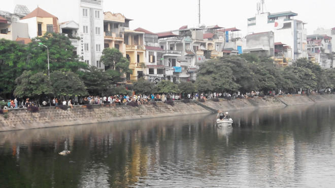 Đông đảo người dân hiếu kỳ đứng xem tìm kiếm nạn nhân. Ảnh: Tuấn Nguyễn