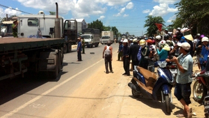 Người dân chứng kiến nữ sinh chết thảm dưới gầm xe đầu kéo thật đau lòng.