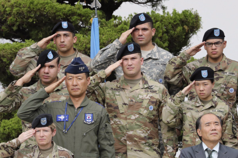 Các binh lính Mỹ và Hàn Quốc tại một căn cứ quân sự gần Seoul. (Ảnh: AP)