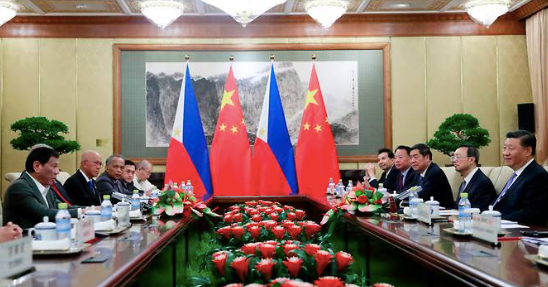 Ông Duterte và ông Tập Cận Bình trong cuộc hội đàm ở Bắc Kinh. (Ảnh: CNA)