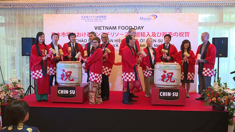 Lễ đập rượu hạnh phúc - một nghi thức của Nhật Bản khi khai trương ra mắt nhằm mang lại may mắn 