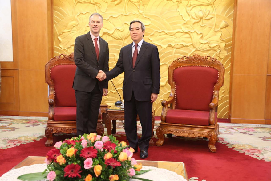  Trưởng ban kinh tế Trung ương Nguyễn Văn Bình khuyến khích đại diện Google nên tính việc mở văn phòng tại VN. 