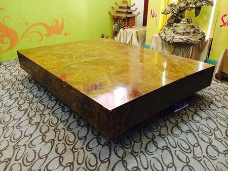 Sập ngọc nghiến nguyên khối được lấy từ cây nghiến có đường kính thân là 5m có giá 1,5 tỷ đồng.