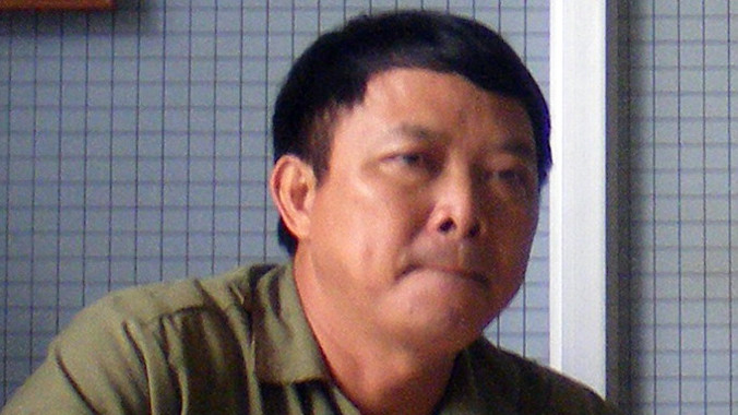 Người đàn ông mạo xưng cán bộ Bệnh viện Quân y 268 đang gạ bán đồ đi mưa trong một cơ quan ở thành phố Huế.