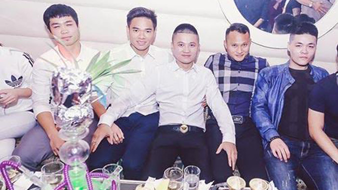 Các tuyển thủ Việt Nam tại một quán bar ở Hà Nội.