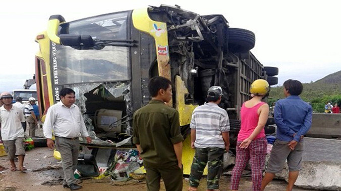 Xe khách 79B-004.26 nằm nghiêng trên đường. Ảnh do bạn đọc cung cấp.