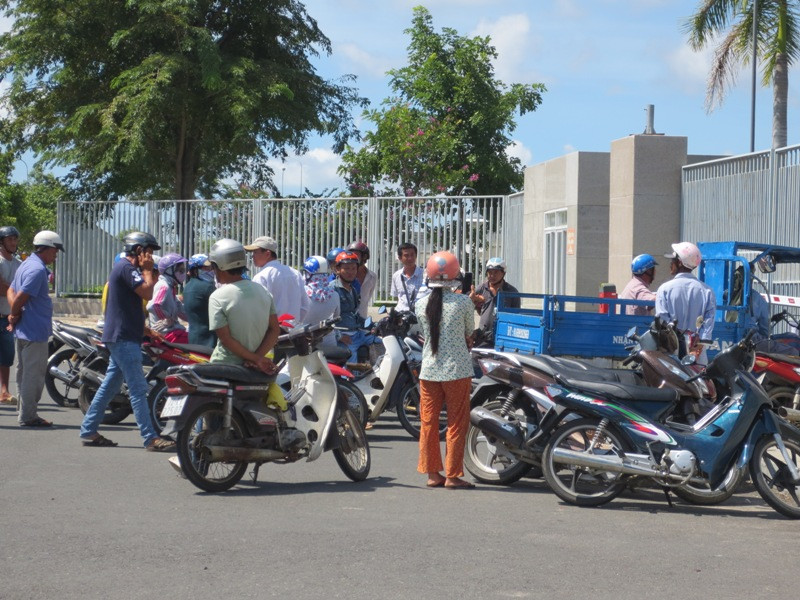 Người dân chở cá chết tụ tập trước UBND.