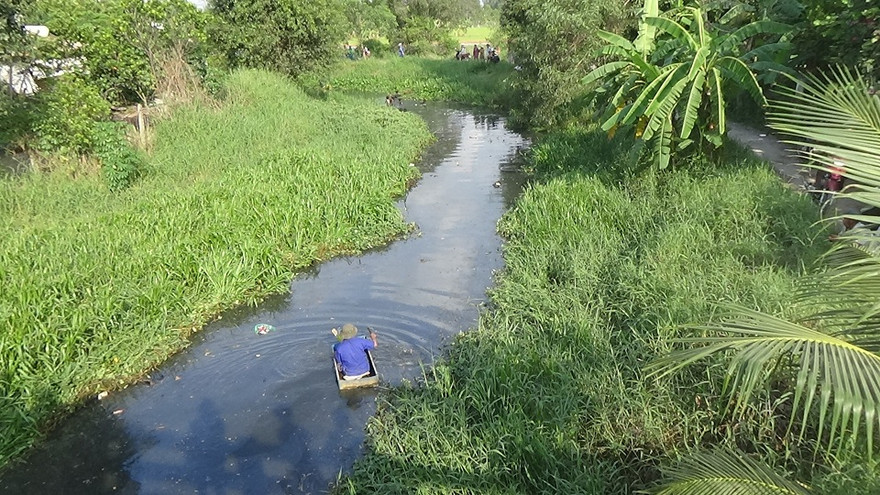 Hiện trường bé trai rơi xuống kênh.