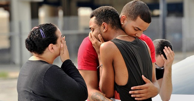 Gia đình, người thân của các nạn nhân vụ xả súng sáng nay đau buồn đứng bên ngoài trụ sở cảnh sát Orlando. Ảnh: Reuters.