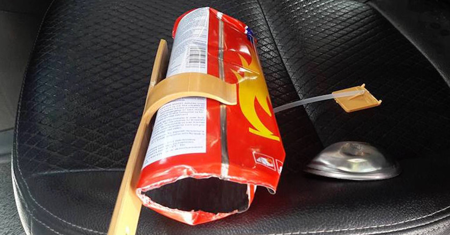 Phần đáy của bình cứu hoả bung hẳn ra.