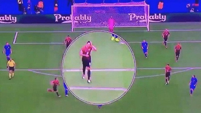 Tiền vệ Thổ Nhĩ Kỳ tranh thủ... vuốt tóc lúc Modric ghi bàn