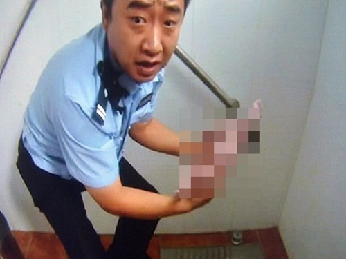 Cảnh sát dùng tay không lôi bé gái sơ sinh ra từ bồn cầu vệ sinh. Ảnh: AFP.