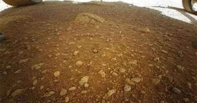 Khung cảnh ở miệng hố Jezero trong ảnh chụp của trực thăng Ingenuity. (Ảnh: NASA). 