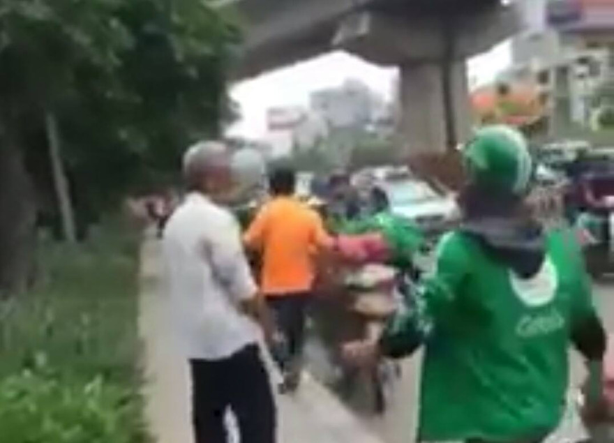 Người đàn ông mặc áo vàng trong đoạn video.