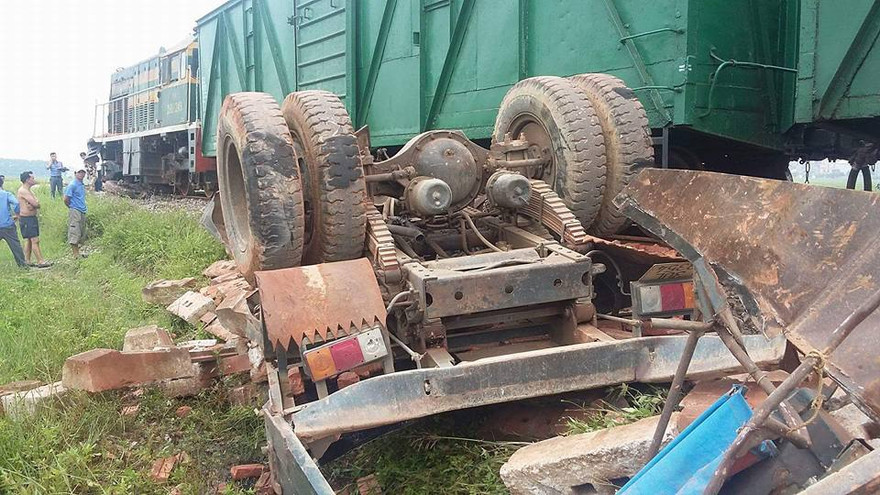 Chiếc xe tải chở gạch bị hư hỏng nặng.