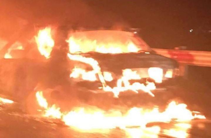 Chiếc xe bị cháy rụi trên cao tốc.