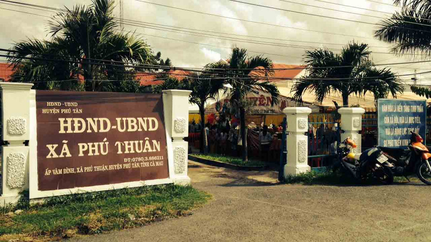 Trụ sở xã Phú Thuận là nơi tổ chức đãi tiệc vui con gái ông Chủ tịch xã chưa tròn 16 tuổi.