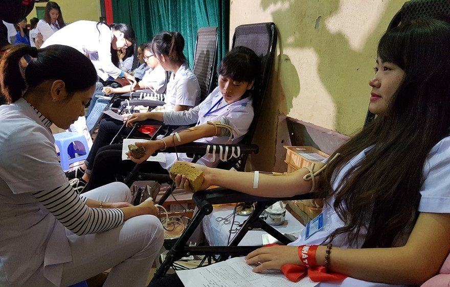 Sự kiện hiến máu thu hút đông đảo bạn trẻ tham gia.