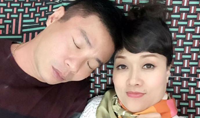 Công Lý ngủ say sưa bên Vân Dung để chờ tập Táo quân 2017.