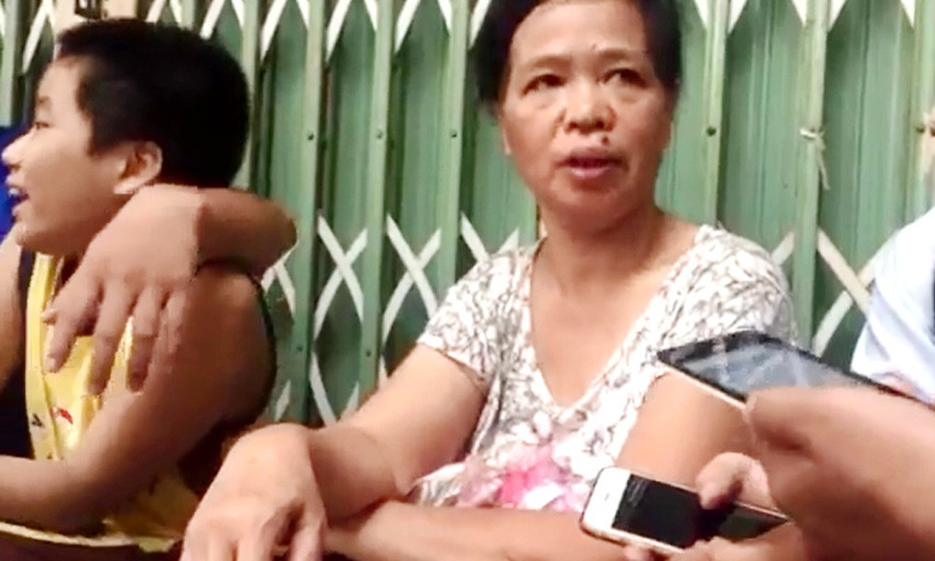 Bà Lưu, người chứng kiến vụ sập trả lời phóng viên. Ảnh: Cắt từ clip. 