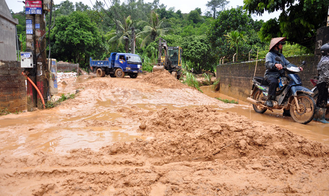Hàng nghìn m3 bùn đất tràn vào nhà dân sau cơn mưa 3/8.