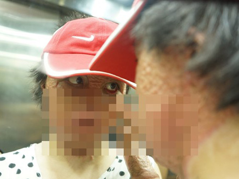 Chị Dung đã dám đối mặt với chính mình trong gương. Ảnh: Hoàng Như.