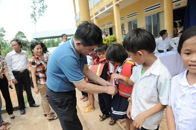 Tặng hàng ngàn cặp phao cứu sinh cho học sinh vùng lũ