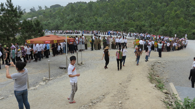 Đoàn người tấp nập đổ về khu mộ Đại tướng