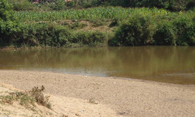 Người dân phát hiện đôi dép của cháu Trang dạt bên bờ suối. Ảnh minh họa.