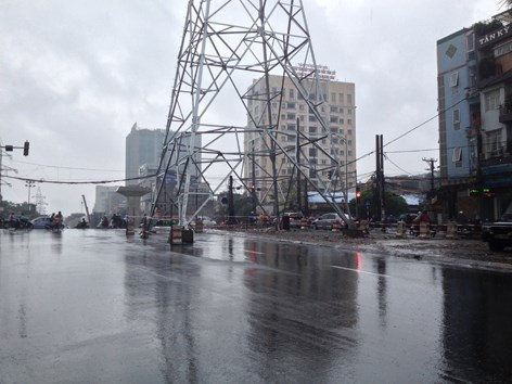 Ngã ngửa, cột điện cao thế mọc giữa ngã tư