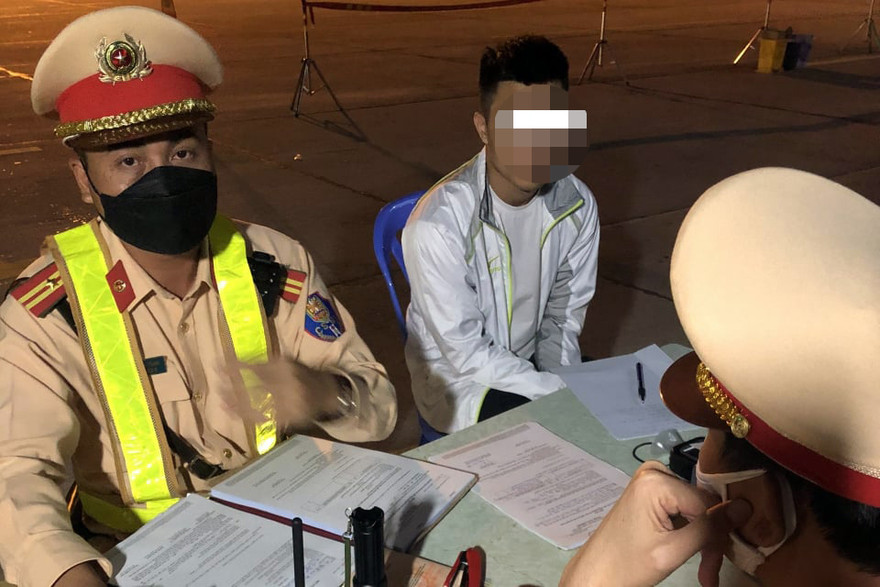 Tài xế làm việc với tổ công tác.