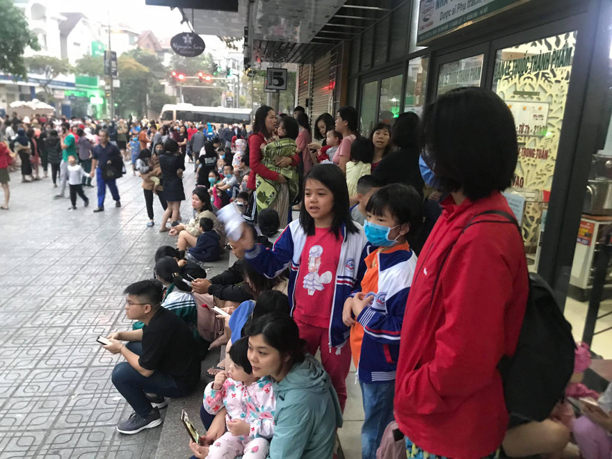 Nhiều người tháo chạy xuống sảnh khi xảy ra vụ cháy.