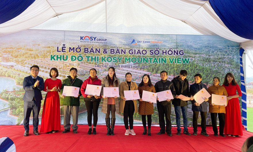 Đại diện chủ đầu tư trao sổ hồng cho cư dân.