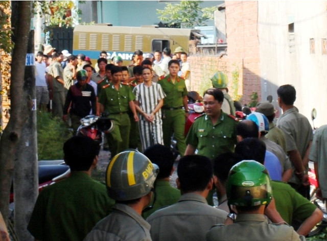 Tâm được đưa đến hiện trường để tiến hành thực nghiệm điều tra.