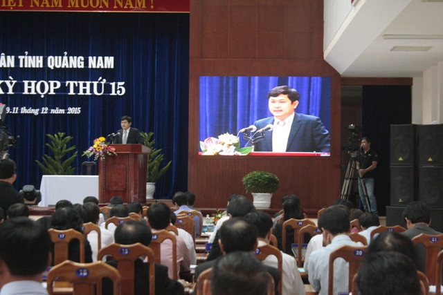 Ông Lê Phước Hoài Bảo, Giám đốc Sở KHĐT tỉnh Quảng Nam giải trình việc xây dựng nhà khách UBND tỉnh trị giá gần 200 tỷ đồng. Đây là lần đầu tiên, ông Bảo tham gia HĐND tỉnh Quảng Nam trên cương vị Giám đốc Sở KH – ĐT tỉnh này.