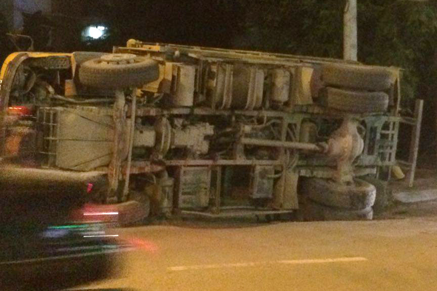 Chiếc xe tải lật nghiêng trên đường.