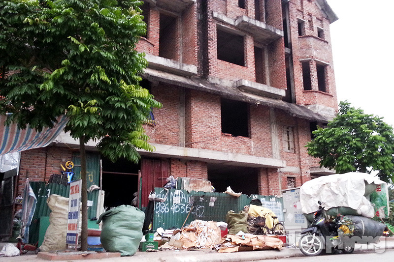 Hà Nội: Biệt thự tiền tỷ làm nơi bán trà đá, thu mua đồng nát