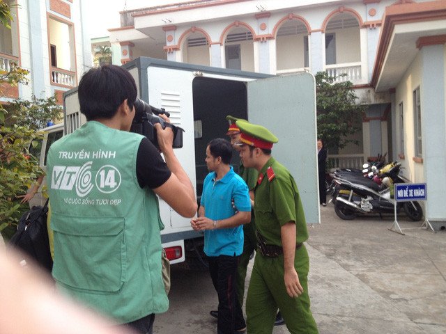 Võ Văn Minh được đưa đến tòa.