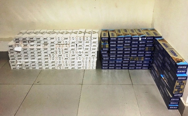 Lô thuốc lá ngoại nhập lậu với số lượng lên đến hàng nghìn gói bị CSGT TT-Huế bắt giữ vào rạng sáng 19/12 từ xe tải 17C-032.18.