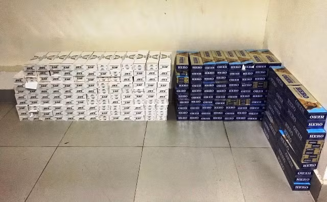 Lô thuốc lá ngoại nhập lậu với số lượng lên đến hàng nghìn gói bị CSGT TT-Huế bắt giữ vào rạng sáng 19/12 từ xe tải 17C-032.18.